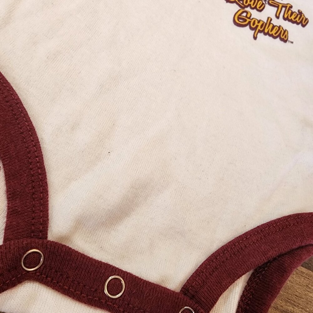 Minnesota Girls Love Their Golden Gophers Baby Bodysuit Size 6-9 Months NCAA - Picture 5 of 11